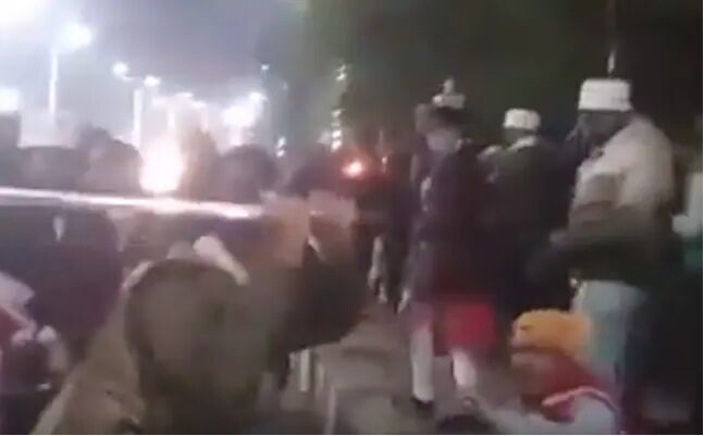 UP : कैंडल मार्च निकाल रहे अभ्यर्थियों पर लाठीचार्ज, सोशल मी​डिया पर भड़के लोग, कहा - देशहित में बेरोजगार नहीं रह सकते