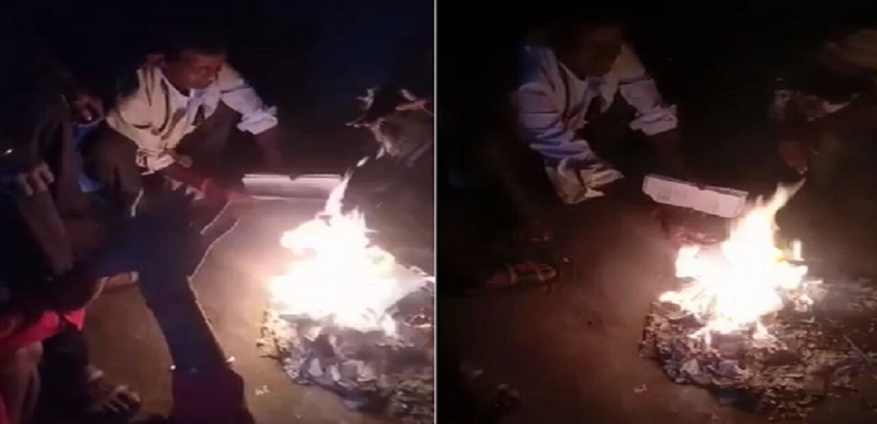 अजब-गजब : मुखिया का चुनाव हारी महिला, नाराज पोस्टमैन पति ने जलाए गांव वालों के सारे आधार कार्ड, अब खतरे में है नौकरी