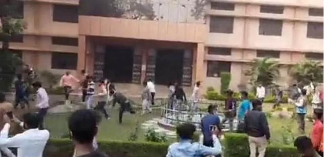 Madhya Pradesh News : विदिशा में सेंट जोसेफ स्कूल को ध्वस्त करने पहुंच गई भगवा भीड़, जानिए क्यों आया कट्टरपंथियों में उबाल