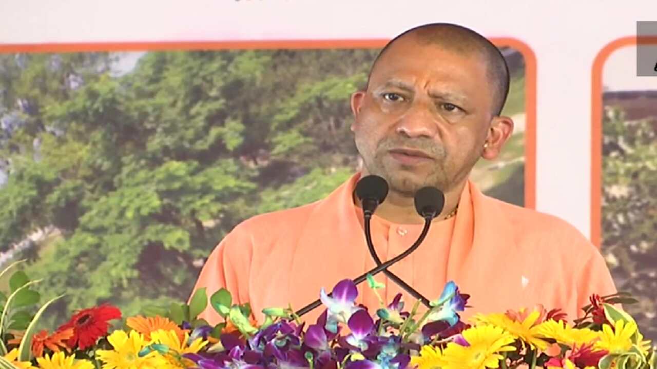 UP Elections 2022 : चंदौली में योगी का विपक्ष पर निशाना, यूपी में बुआ और बबुआ ने अपना विकास किया