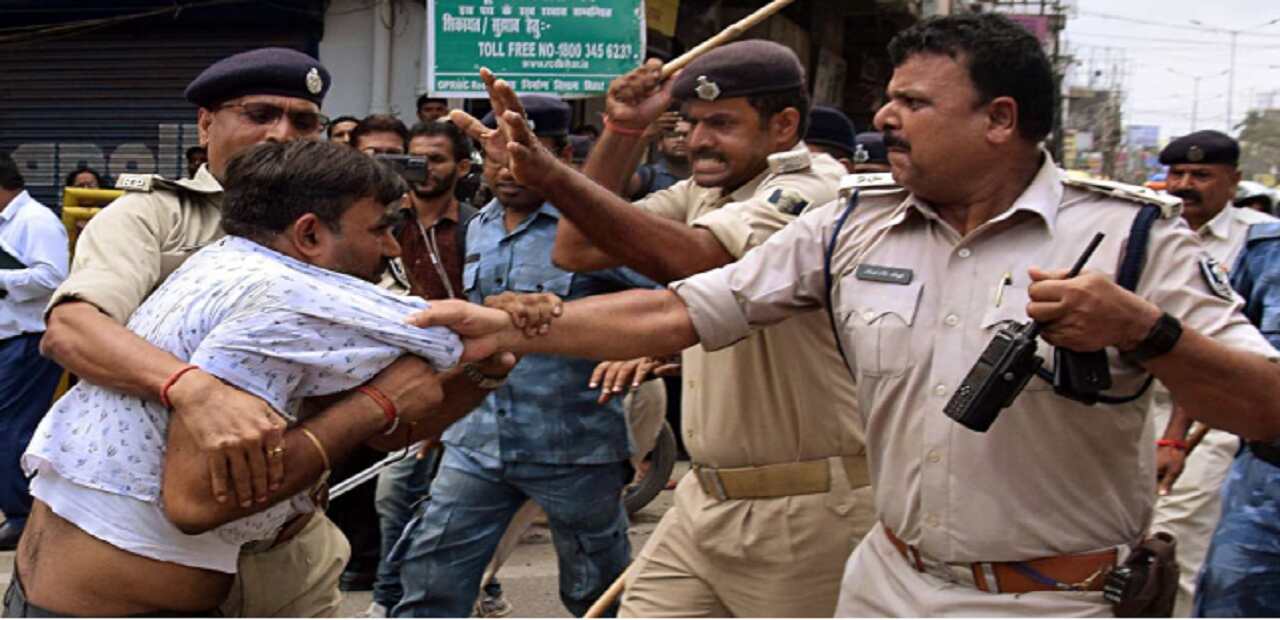 IPF Smart Policing Index 2021 : गुंडागर्दी में टॉप पर UP और Bihar की पुलिस, सर्वे में हुआ खुलासा IPF Smart Policing Index 2021 : गुंडागर्दी में टॉप पर UP और Bihar की पुलिस, सर्वे में हुआ खुलासा