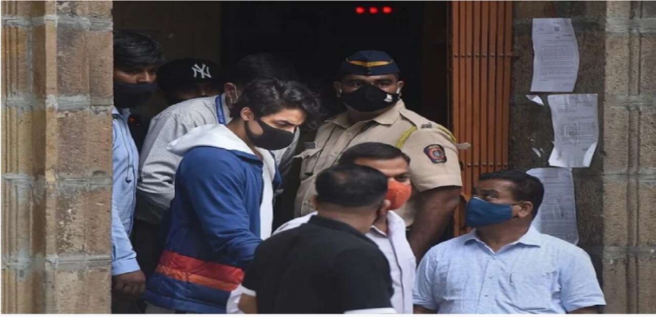 Aryan Khan Drugs Case : आर्यन खान आर्थर रोड जेल से जमानत पर रिहा, मन्नत पहुंचे, शाहरूख-गौरी और सुहाना खान ने किया वेलकम