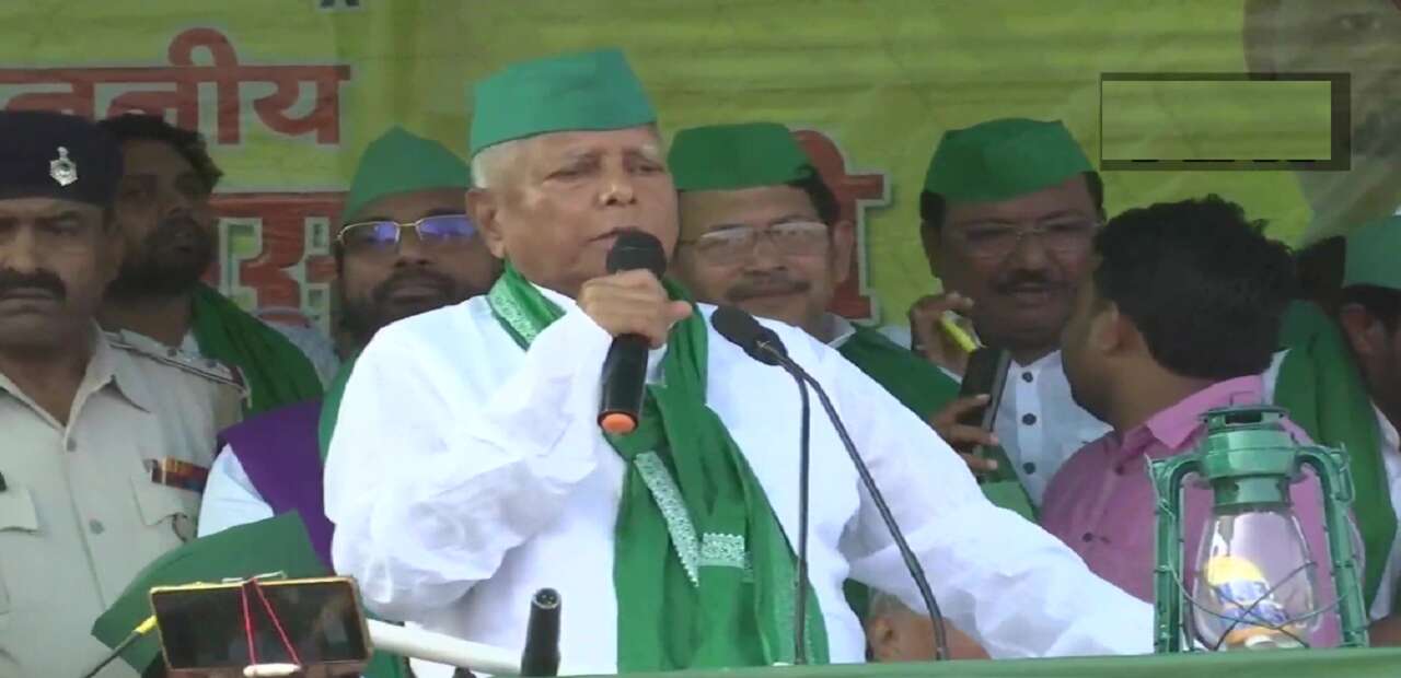 तारापुर रैली में लालू की दहाड़, नाथूराम गोडसे के समर्थक हो गए हैं नीतीश कुमार