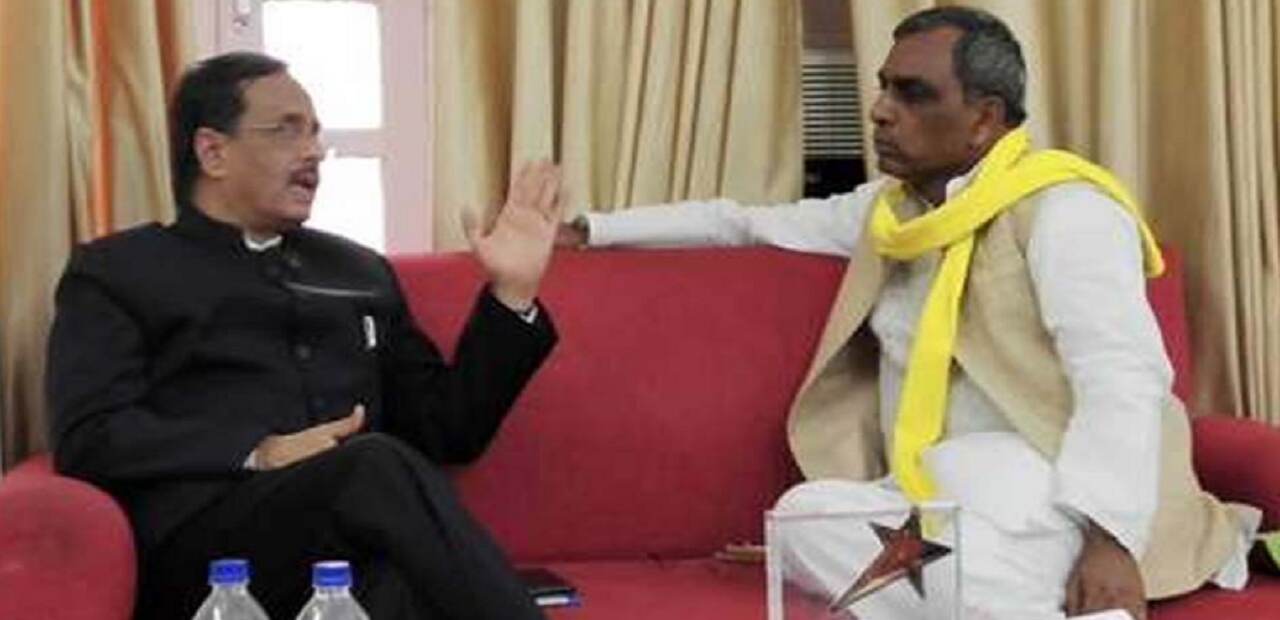 बलिया में ओपी राजभर पर बरसे डिप्टी सीएम दिनेश शर्मा, कहा - भाईजान के साथ मसूद गाजी के मजार पर टेकते हैं मत्था