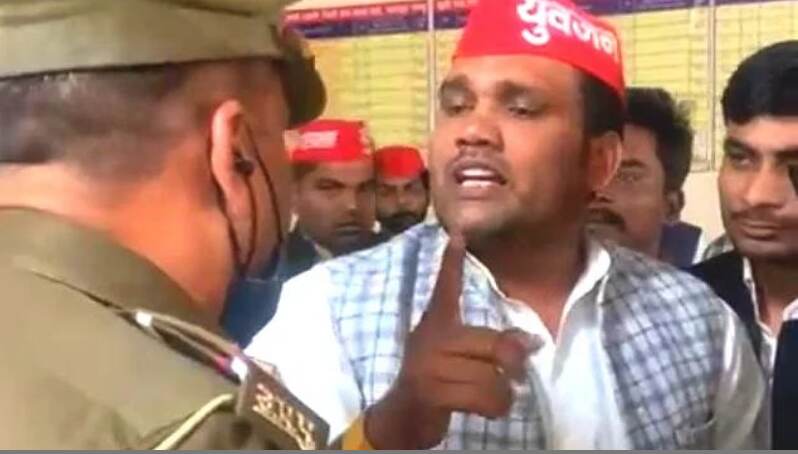 योगी राज में सपा नेता की गुंडई, दरोगा को चुनौती, तुम मेरा झंडा नोचोगे तो मैं बिल्ला नोचूंगा योगी राज में सपा नेता की गुंडई, दरोगा को चुनौती, तुम मेरा झंडा नोचोगे तो मैं बिल्ला नोचूंगा